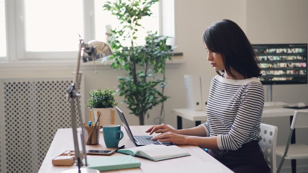 Profesional keuangan bekerja di kantor