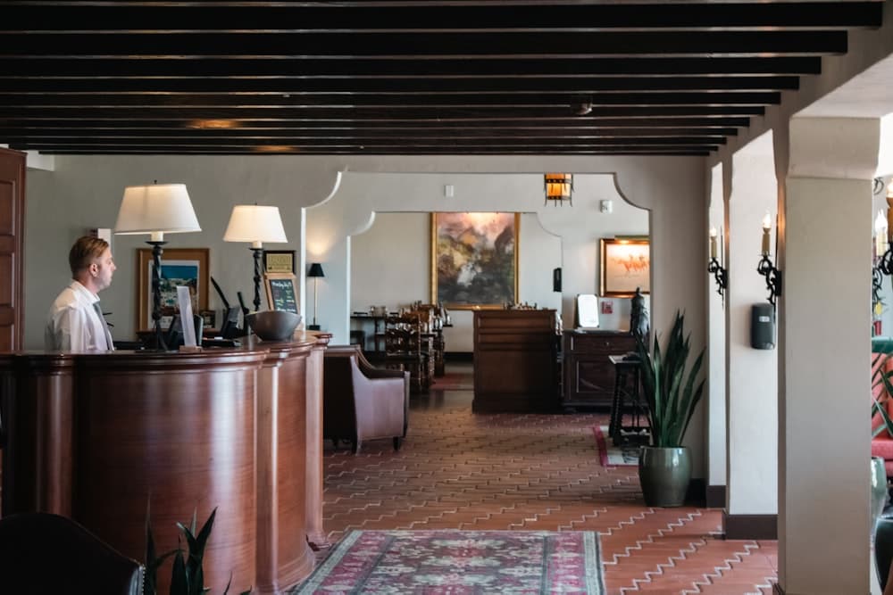 Resepsionis hotel melayani tamu di lobi