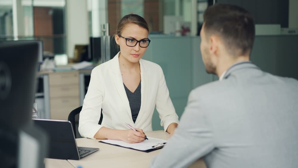HR Manager mewawancarai kandidat di kantor