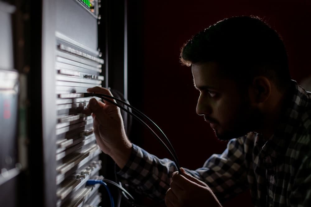 Teknisi IT menangani server di pusat data